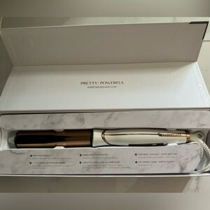 NIB Kristin Ess Hair 1 1/4 Inch Rotating Curling Iron Pivot Wand for Beach Waves